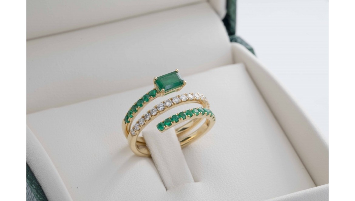 Elegancia natural: el encanto atemporal del Anillo con esmeraldas